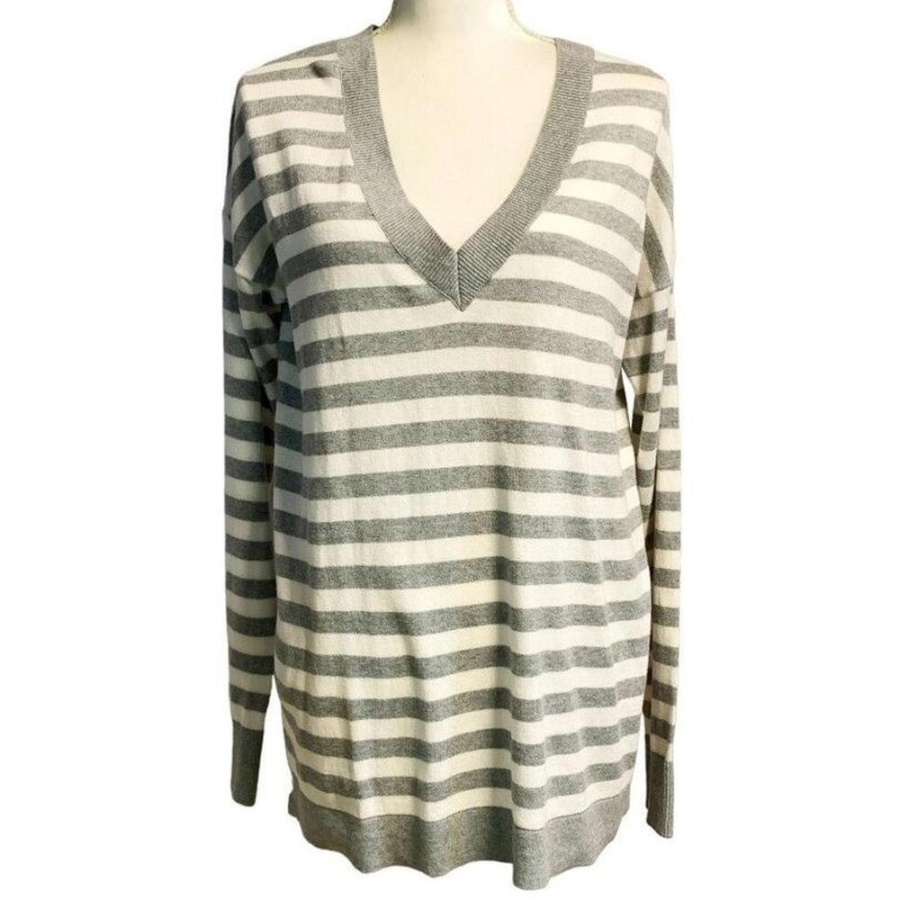 NWT GAP Women V-Neck Long Sleeve Gray White Stripes Pullover Knit Sweater Medium
